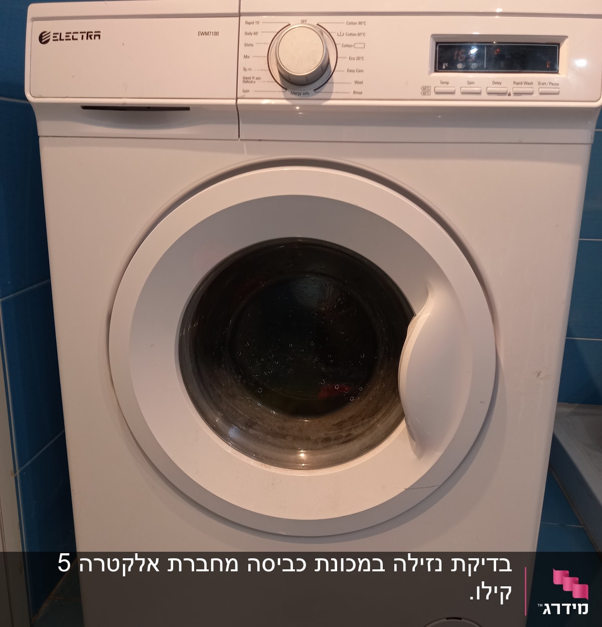 מכונת כביסה עם כפתורים ותצוגה דיגיטלית